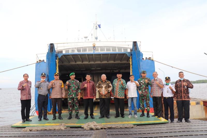 FOTO : Pjs Gubernur Jambi, Ir Restuardy Daud Saat Meninjau Pelabuhan Roro Kuala Tungkal, Kamis (03/12/20).