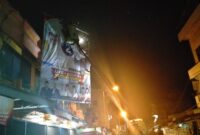 FOTO : Tim gabungan penertiban APK Tanjabbar 2020 menggunakan crane dalam melepas Alat Peraga Kampanye (APK) yang masih terpasang menjelang masa tenang, Sabtu (05/12/20)