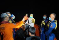 FOTO : Kegiatan evakuasi penyelamatan Nelayan Tabrakan Tongkang dipimpin langsung Kapolres Tanjab Barat AKBP Guntur Saputro, SIK, MH