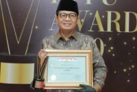 FOTO : Gubernur Jambi H. Fachrori Umar saat MenerimaPenghargaan KPPU Award di The Westin Hotel, Jakarta Pusat, Selasa (15/12/20).