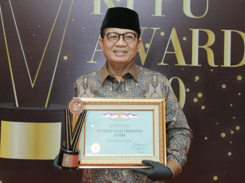 FOTO : Gubernur Jambi H. Fachrori Umar saat MenerimaPenghargaan KPPU Award di The Westin Hotel, Jakarta Pusat, Selasa (15/12/20).