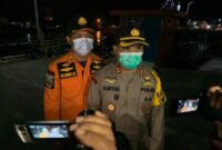 FOTO : Kapolres Tanjab Barat AKBP Guntur Saputro, SIK, MH didampingi Kepala Ops Basarnas Kornelis, S.Pd Memberikan Keterangan Kepada Wartawan, Jumat (18/12/20) malam.