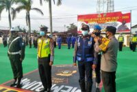 FOTO : Kapolres AKBP Guntur Saputro, SIK, MH Menyematkan Pita pada Personil Ditunjuk Tanda Dimulainya Operasi Likin 2020