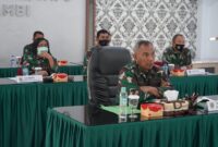 FOTO : Danrem 042/Gapu Brigjen TNI M. Zulkifli pimpin Rapat Evaluasi Pelaksanaan Program Kerja dan Anggaran Korem 042/Gapu Tahun 2020 secara virtual, Rabu (30/12/20)