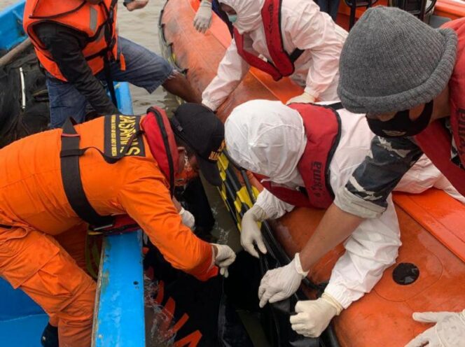 FOTO : Tim SAR Saat Melakukan Evakuasi Korban di Perairan Kuala Kerang, Jumat (01/01/20)