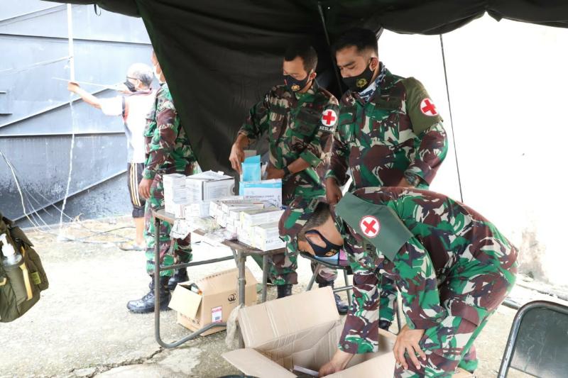 FOTO : Prajurit TNI Dirikan Tenda Pengungsian dan Yankes Untuk Korban Gempa di Mamuju, Minggu (17/01/21)