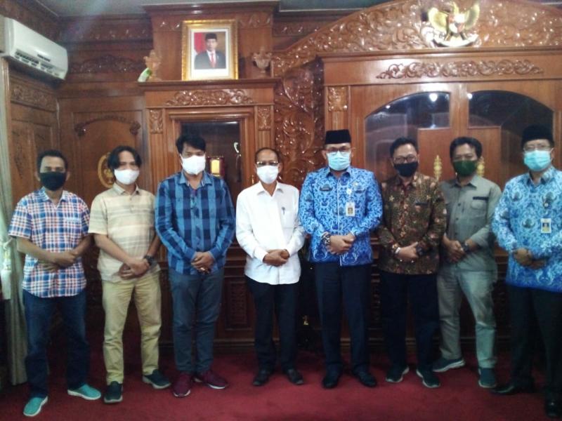 FOTO : Sekda Provinsi Jambi, H. Sudirman saat Menerima Panitia Peringatan HPN 2021 PWI Provinsi Jambi di ruang kerjanya Senin (18/01/21).