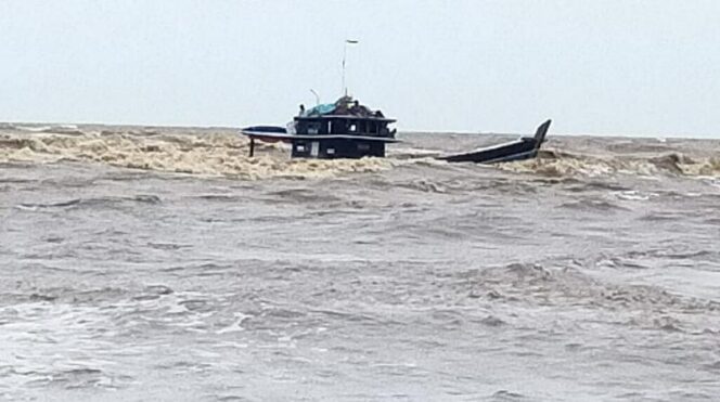 FOTO : Kapal Bermuatan Sawit Tenggelam di Perairan Tanjab Timur/Ist.