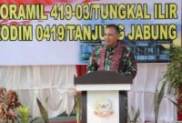 FOTO : Danrem 042/Gapu Brigjen TNI M. Zulkifli Menerima Kunci dari Bupati Tanjab Barat Dr. H. Safrial Peresmian Koramil 419-03/Tungkal Ilir, Kodim 0419/Tanjab di Desa Tungkal I Kecamatan Tungkal Ilir, Kabupaten Tanjung Jabung Barat, Kamis (21/01/21).