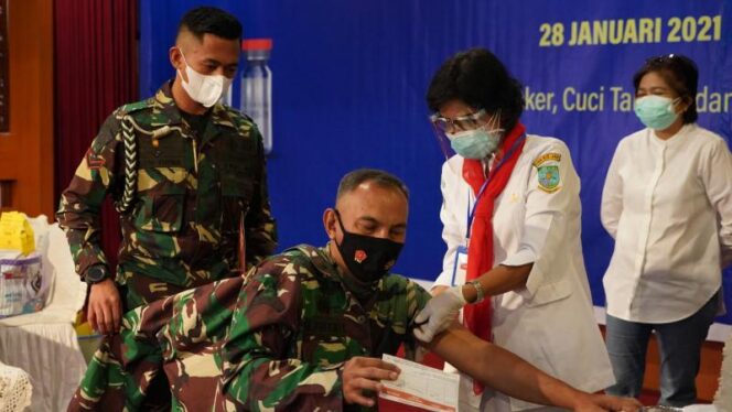 FOTO : Danrem 042/Gapu Brigjen TNI M. Zulkifli Mengikuti Vaksinasi Covid-19 Tahap Kedua di Auditorium Rumah Dinas Gubernur Jambi, Kamis pagi (28/01/21).