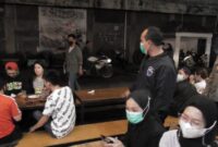 FOTO : Kapolres Tanjab Barat AKBP Guntur Saputro, SIK, MH Saat Cek Kepatuhan Prokes di Kawasan Kuliner Implementasi PPKM Skala Mikro, Sabtu malam (20/02/21)