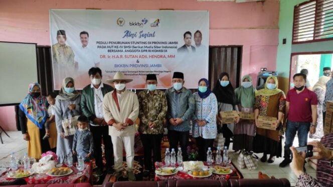 FOTO : Aksi Sosial HUT ke-4 SMSI bersama anggota DPR RI Komisi IX, Sutan Adil Hendra (SAH) dan BKKBN Provinsi Jambi di SMAN 7 Kota Jambi berjalan lancar, Minggu (07/03/21).