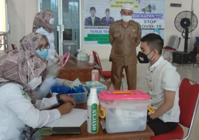 FOTO : Anggota DPRD Tanjab Barat, Satria Tubagus Ryan Hermawan, SH Mejalani Suntik Vaksin