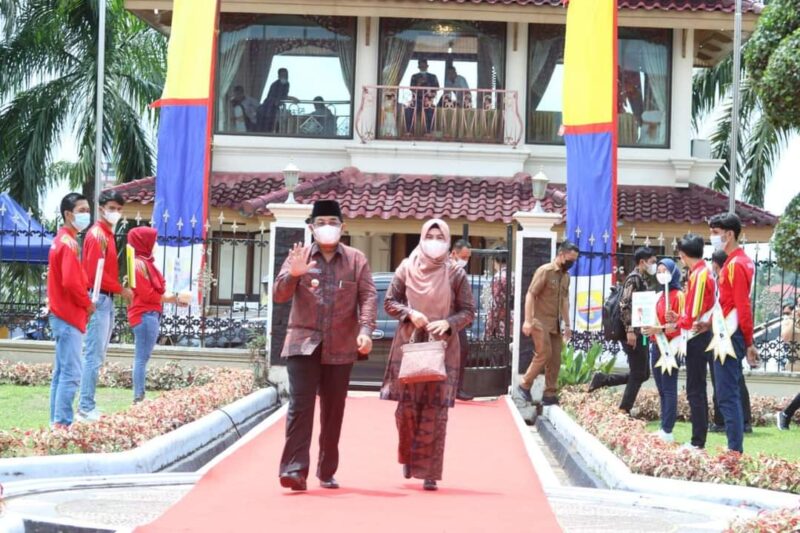 Bupati Tanjab Barat KH. Anwar Sadat didampingi Istri Hj. Fadhilah Sadat Saat Hadiri Jelajah Jambi di Auditorium Rumah Dinas Gubernur. FOTO : Prokopim.