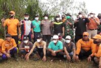 FOTO : Gerakan Menanam Pohon Pelindung dan Mangrove Polres Tanjab Barat bersama unsur Forkopimda dan masyarakat Pesisir Pantai, Jumat (19/03/21).