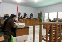 FOTO : Terdakwa Kasus Dugaan Korupsi Dana Bos di Sekolah SDN 4/V Kuala Tungkal Tanjab Barat Menjalani Sidang di Pengadilan Tipikor Jambi, Kamis (18/03/21).