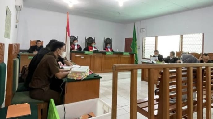 FOTO : Terdakwa Kasus Dugaan Korupsi Dana Bos di Sekolah SDN 4/V Kuala Tungkal Tanjab Barat Menjalani Sidang di Pengadilan Tipikor Jambi, Kamis (18/03/21).