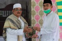 FOTO : Bupati Tanjab Barat KH. Anwar Sadat Menyerahkan Al Quran Untuk Masjid An-Nur Parit Deli Kuala Betara, Jum’at (19/03/21)