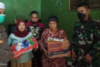 FOTO : Polres Tanjab Barat Bersama Kodim 0419/Tanjab Saat Kunjungi Dua Warga Pasar Sayur RT 10, Kecamatan Tebing Tinggi yang mengalami Sakit Menahun dan struk, Kamis (25/03/21).