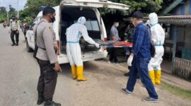 Polisi dan Tim Medis Memakai Alat Pelindung Diri (APD) Evakuasi Jenazah Mr X. FOTO : bidikindonesia.id