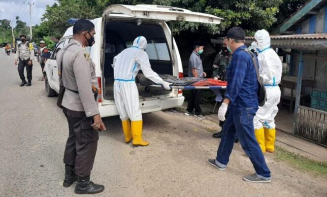 Polisi dan Tim Medis Memakai Alat Pelindung Diri (APD) Evakuasi Jenazah Mr X. FOTO : bidikindonesia.id