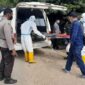 Polisi dan Tim Medis Memakai Alat Pelindung Diri (APD) Evakuasi Jenazah Mr X. FOTO : bidikindonesia.id