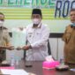 FOTO : Bupati Tanjab Barat KH. Anwar Sadat Saat Menerima Pemyerahan 35 Sertifikat Tanah Milik Pemkab dari Kepala BPN Supriadi di ruang rapat Bupati, Senin (29/03/21).