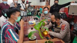 FOTO : Kapolres Tanjab Barat AKBP Guntur Saputro, SIK, MH Saat Menerima Pertanyaan Terkait Salah Satu Kasus Keluarganya yang ditangangi Polres pada 2014 silam, Rabu (31/03/21).