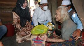 FOTO : Bupati H. Anwar Sadat dan istri di kediaman Nenek Sapniah di Kelurahan Teluk Nilau, Kecamatan Pengabuan, Jum'at (02/04/21).