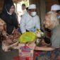 FOTO : Bupati H. Anwar Sadat dan istri di kediaman Nenek Sapniah di Kelurahan Teluk Nilau, Kecamatan Pengabuan, Jum'at (02/04/21).