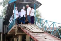 FOTO : Bupati H. Anwar Sadat Saat Melakukan Tinjauan Langsung ke Jembatan Didampingi Wakil Bupati Hairan dan perangkat desa setempat, Jumat (02/04/21).