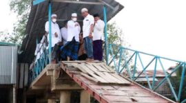 FOTO : Bupati H. Anwar Sadat Saat Melakukan Tinjauan Langsung ke Jembatan Didampingi Wakil Bupati Hairan dan perangkat desa setempat, Jumat (02/04/21).
