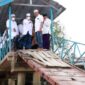 FOTO : Bupati H. Anwar Sadat Saat Melakukan Tinjauan Langsung ke Jembatan Didampingi Wakil Bupati Hairan dan perangkat desa setempat, Jumat (02/04/21).