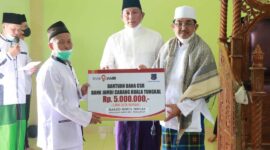 FOTO : Bupati H. Anwar Sadat didampingi Wakil Bupati Hairan Saat Serahkan Bantuan CSR Bank 9 Jambi di masjid Nurul Ikhlas, Parit Pancasila Desa Suak Samin, Kecamatan Pengabuan, Jum'at (02/04/21)