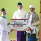 FOTO : Bupati H. Anwar Sadat didampingi Wakil Bupati Hairan Saat Serahkan Bantuan CSR Bank 9 Jambi di masjid Nurul Ikhlas, Parit Pancasila Desa Suak Samin, Kecamatan Pengabuan, Jum'at (02/04/21)