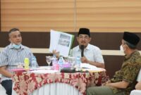 Bupati Tanjab Barat H. Anwar Sadat Pimpin Rapat Koordinasi dihadiri OPD terkait dan unsur Pimpinam PT PWS di rumah dinas Bupati. FOTO : Istimewa