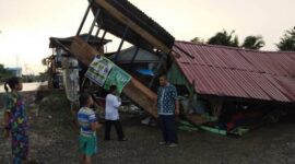Kondisi Kantin pasar Desa Tanjung Pasir di RT 13, Kecamatan Kuala Betara, Kabupaten Tanjung Jabung Barat roboh akibat disapu angin kencang. FOTO : Dok. Des.