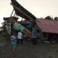 Kondisi Kantin pasar Desa Tanjung Pasir di RT 13, Kecamatan Kuala Betara, Kabupaten Tanjung Jabung Barat roboh akibat disapu angin kencang. FOTO : Dok. Des.