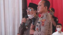 FOTO : Bupati H. Anwar Sadat dan Kapolres Tanjabbar AKBP Guntur Sapotro Pada Acar Pengukuhan Polsek Tebung Tinggi, Rabu (07/04/21).