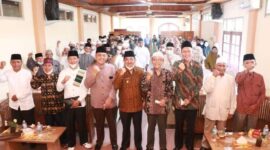 Bupati Tanjab Barat H. Anwar Sadat saat
Menghadiri TC Pembinaaan Qori' Qori’ah Tanjabbar Tahap I di Hotel Arriyadh Kuala Tungkal. FOTO : Prokopim
