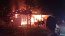 Api Membesar Menguasi Bidang Rumah Warga yang Tebakar. FOTO : Ist