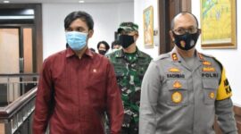 Kasrem 042/Gapu, Kolonel Inf M.Yamin Dano Menuju Ruang Vicom bersama Kapolda Jambi, Selasa (13/04/21).