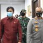 Kasrem 042/Gapu, Kolonel Inf M.Yamin Dano Menuju Ruang Vicom bersama Kapolda Jambi, Selasa (13/04/21).
