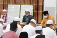 FOTO : Bupati KH. Anwar Sadat Saat Pimpin Pengajian Ramadhan, Tausiyah dan Wiridan Thoriqoh di Rumah Dinas Jum’at (16/04/21).
