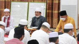 FOTO : Bupati KH. Anwar Sadat Saat Pimpin Pengajian Ramadhan, Tausiyah dan Wiridan Thoriqoh di Rumah Dinas Jum’at (16/04/21).
