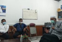 Ketua Komite SMAN 1 Tanjabbar Didampingi Aliansi Wartawan Tanjung Jabung Barat Sharing dengan Diskominfo. FOTO : Istimewa
