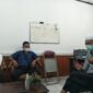 Ketua Komite SMAN 1 Tanjabbar Didampingi Aliansi Wartawan Tanjung Jabung Barat Sharing dengan Diskominfo. FOTO : Istimewa
