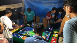 FOTO : Tim Satgas Tindak Operasi Pekat I Siginjai 2021 Polres Tanjab Barat Saat Mengerbek sebuah warung yang diduga dijadikan tempat judi tembak ikan di Desa Sungai Panoban, Kecamatan Batang Asam, Jum'at (16/04/21).
