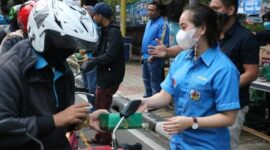 Ketua Umum KNPI Haris Pertama bersama jajaran membagikan takjil bagi para pengendara di sekitar kantor DPP KNPI, Jalan HR Rasuna Said, Jakarta Selatan. FOTO : Haris Pertama.