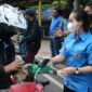 Ketua Umum KNPI Haris Pertama bersama jajaran membagikan takjil bagi para pengendara di sekitar kantor DPP KNPI, Jalan HR Rasuna Said, Jakarta Selatan. FOTO : Haris Pertama.